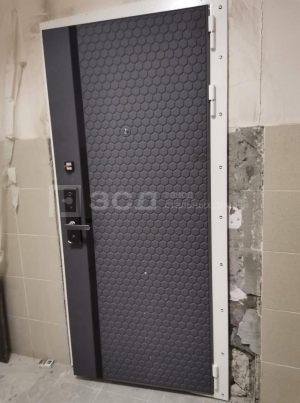 Пепельная дверь с электронным замком и уникальным дизайном - фото